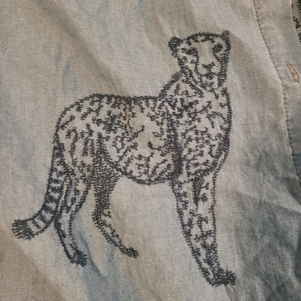 Embroidered Cheetah Chambray Button Down | 100% Cotton | Women’s L - Picture 7 of 12